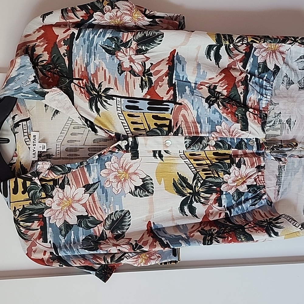 Cute button up top never worn sigh small.